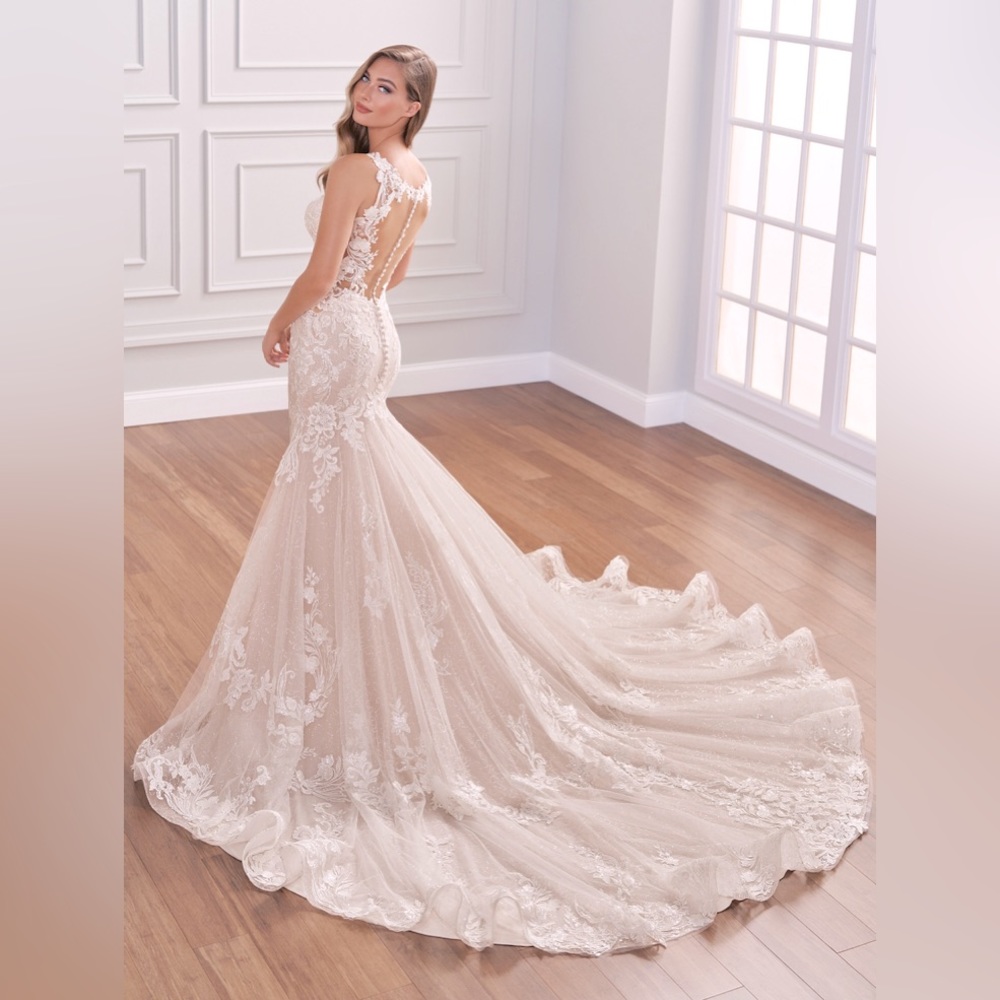 Martin Thornburg MT1441 Eleana Wedding Dress- UNWORN
COLOR: Ivory/Blush
SIZE: 14